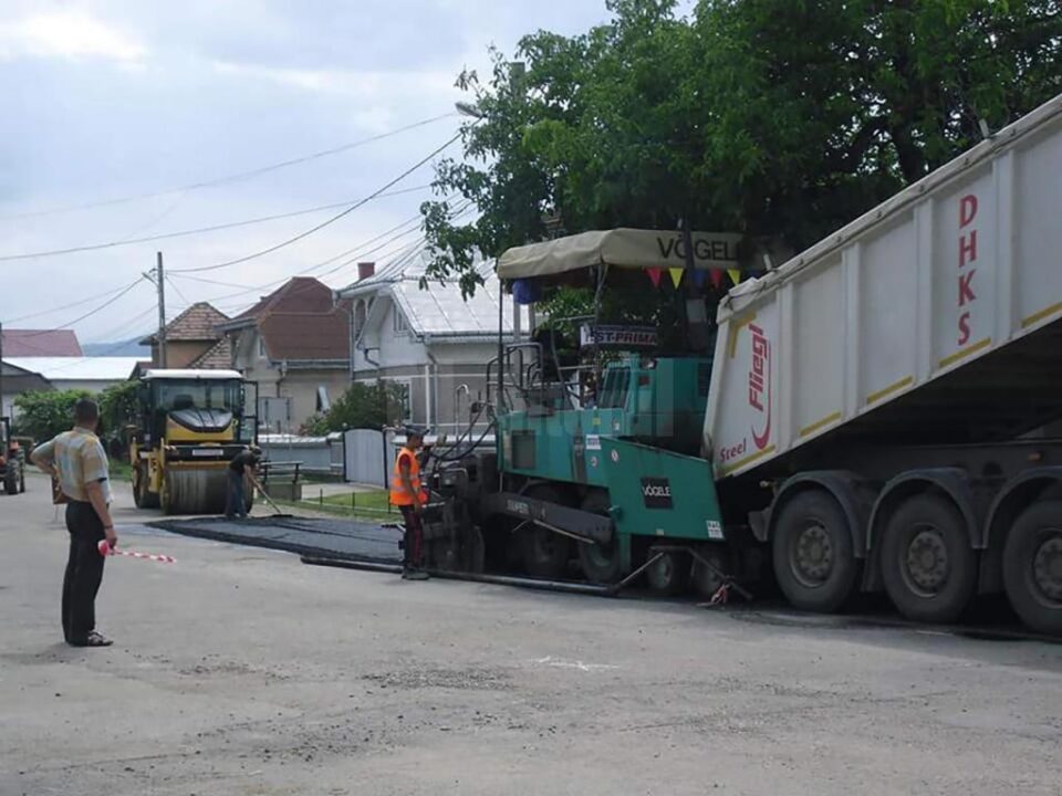 În Berchișești au început lucrările pentru modernizarea a cinci kilometri de drumuri