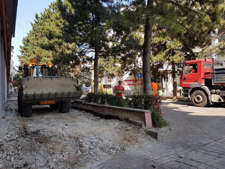 Trotuarul înălțat și treptele aferente dispar, fiind refăcută zona la alt nivel