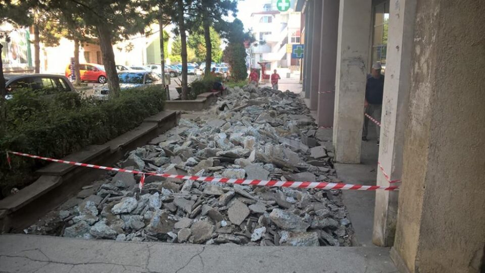 Trotuarul înălțat și treptele aferente dispar, fiind refăcută zona la alt nivel