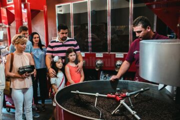Cei interesați pot asista la procesul de prăjire și preparare a cafelei