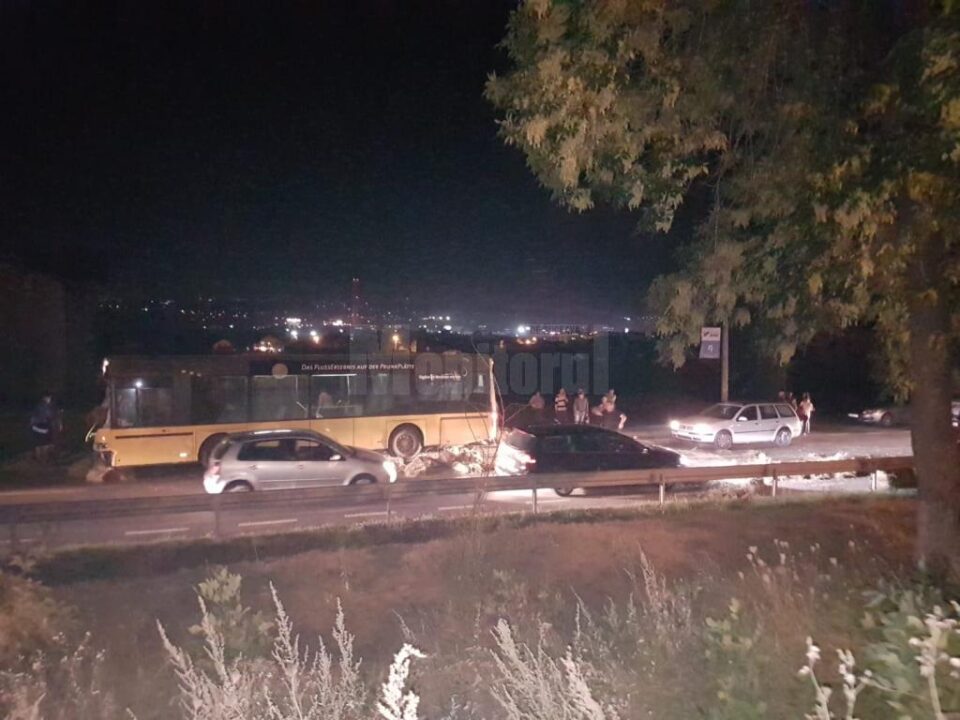 Autobuzul a făcut praf căruța
