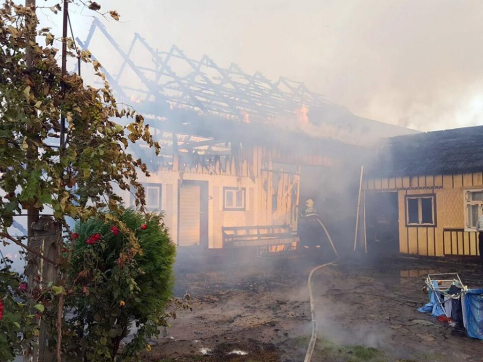 Incendiu foarte violent într-o gospodărie din Marginea