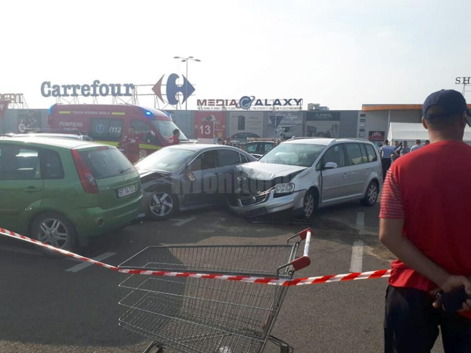 Carambol cu cinci mașini implicate, în parcarea Shopping City