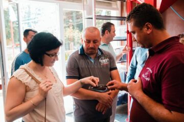 Iubitorii cafelei pot vedea pe viu modul de preparare și transformările ce au loc la boabele de cafea