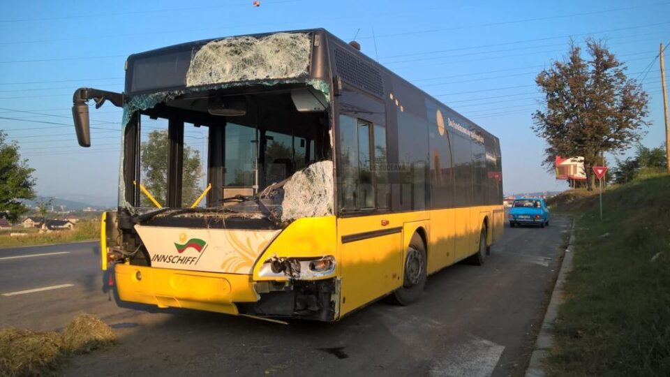 Autobuzul care a intrat în căruță