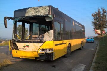 Autobuzul care a intrat în căruță