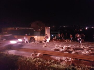 Autobuzul a intrat în plin în căruța încărcată cu baloți de paie