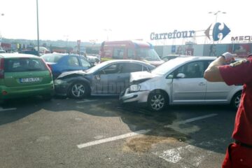 Accident rutier în lanț petrecut în parcarea Shopping City Suceava