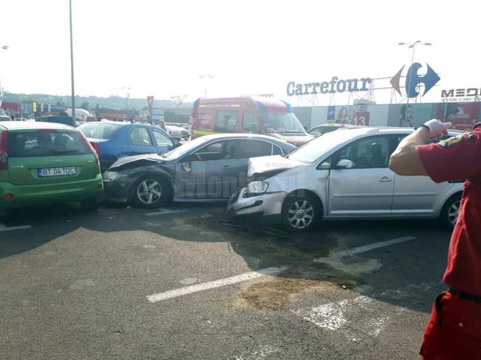 Accident rutier în lanț petrecut în parcarea Shopping City Suceava