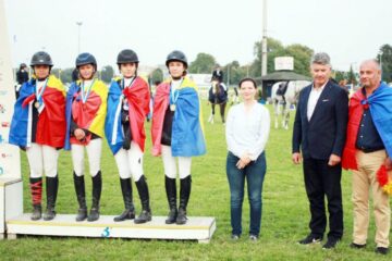 Ioana Băișanu (prima din stânga) și tatăl său, Alexandru Băișanu (dreapta), vicepreședintele Federației Ecvestre Române