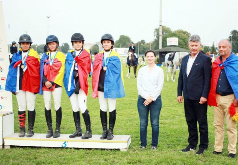 Ioana Băișanu (prima din stânga) și tatăl său, Alexandru Băișanu (dreapta), vicepreședintele Federației Ecvestre Române