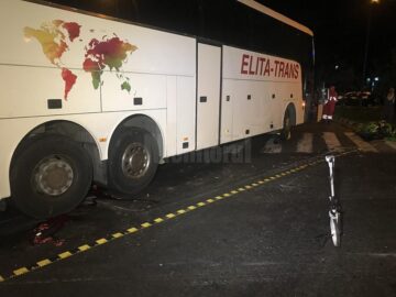 Doi tineri pe motocicletă au murit sub roțile unui autocar, într-un accident ca-n filmele de groază