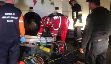 Doi tineri pe motocicletă au murit sub roțile unui autocar, într-un accident ca-n filmele de groază
