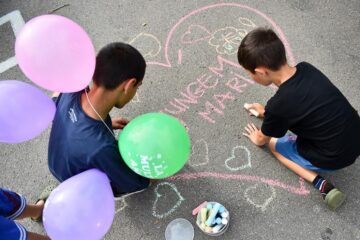 Programul educațional „Ajungem MARI” caută voluntari pentru copiii din centrele de plasament