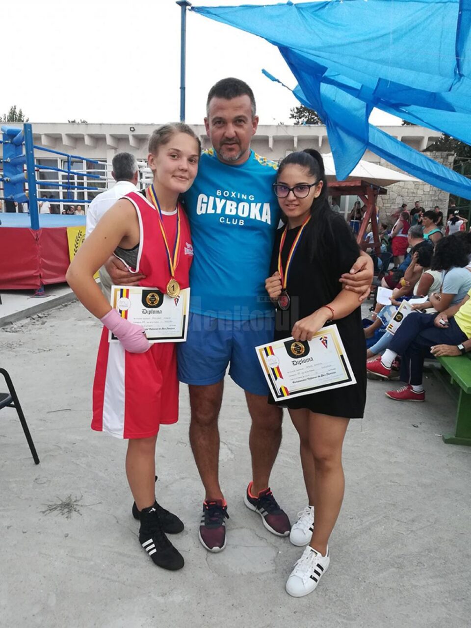 Antrenorul Andu Vornicu alături de sportivele sale medaliate, Maria Polonic și Romina Iosub Antrenorul Andu Vornicu alături de sportivele sale medaliate, Maria Polonic și Romina Iosub