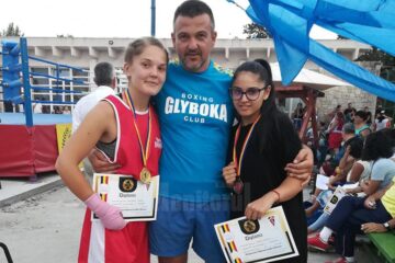 Antrenorul Andu Vornicu alături de sportivele sale medaliate, Maria Polonic și Romina Iosub
