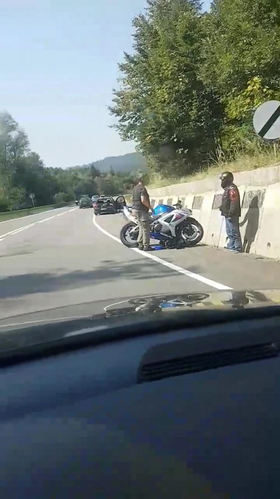 Motocicleta implicată în accidentul de pe DN 17, la intrarea în Păltinoasa