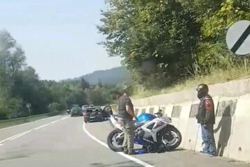 Motocicleta implicată în accidentul de pe DN 17, la intrarea în Păltinoasa