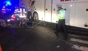Doi tineri pe motocicletă au murit sub roțile unui autocar, într-un accident ca-n filmele de groază