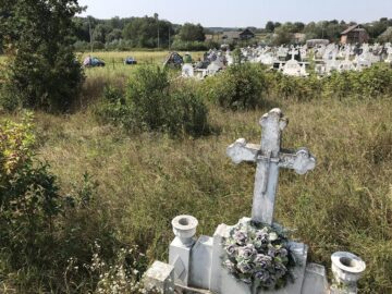 Cimitirul inocenților, cu sutele de victime ale „Orfelinatului Groazei” din Siret, tăinuit sub bălării