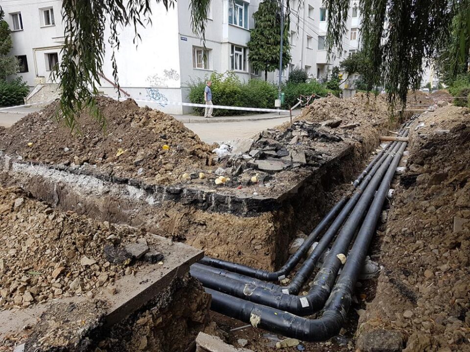 Constructorii, zoriți să finalizeze lucrările de termoficare din Zamca, de teama ploilor