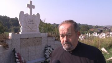 Preot Vasile Merlă - Biserica Sf. Dumitru - cimitir Siret, lângă monumentul ridicat în memoria copiilor, dintr-o inițiativă privată