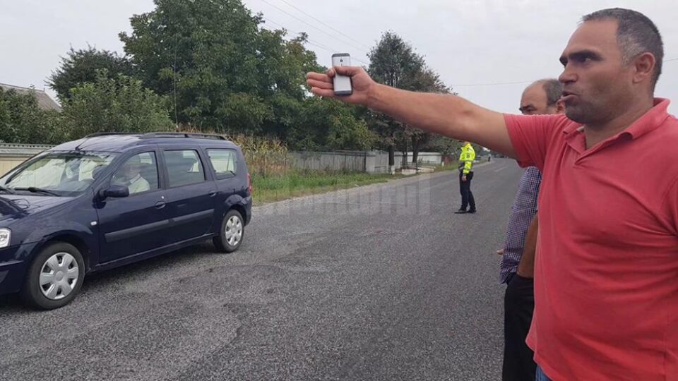 Oamenii sunt nemulțumiți de faptul că piatra concasata le distruge mașinile