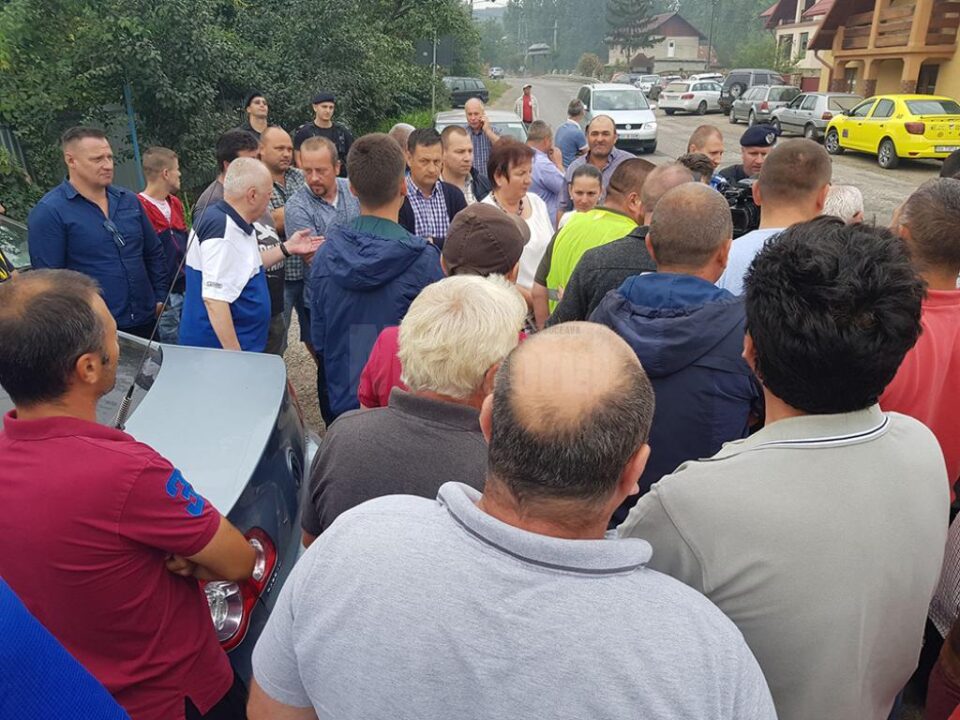 Zeci de locuitori din Adâncata au protestat, nemulțumiți de modul în care a fost modernizat DN 29 Zeci de locuitori din Adâncata au protestat, nemulțumiți de modul în care a fost modernizat DN 29