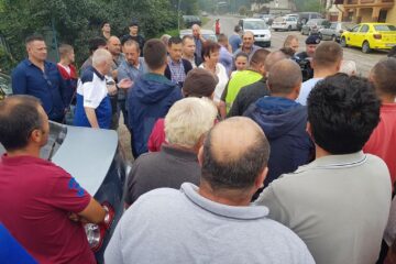 Zeci de locuitori din Adâncata au protestat, nemulțumiți de modul în care a fost modernizat DN 29