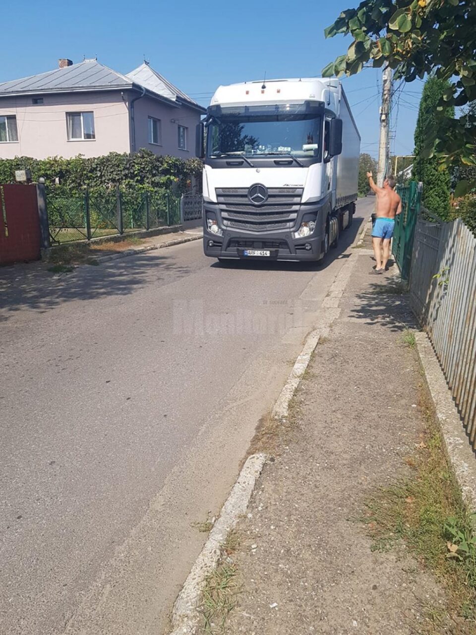 Protest inedit al locuitorilor unei străzi din Ițcani, terorizați de traficul greu