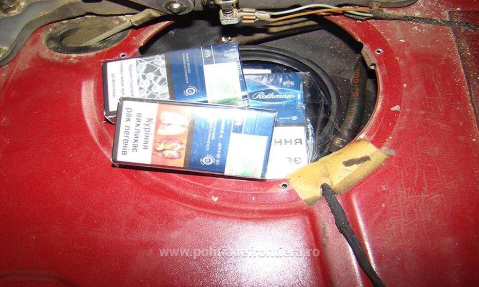 Țigări ascunse în plafonul, portiera și rezervorul unui microbuz, descoperite de polițiștii de frontieră suceveni