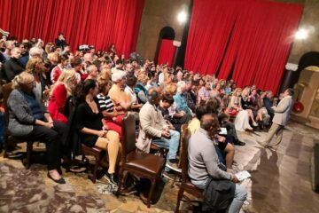 Primul spectacol internațional, susținut în sala bizantină a Ambasadei României la Paris
