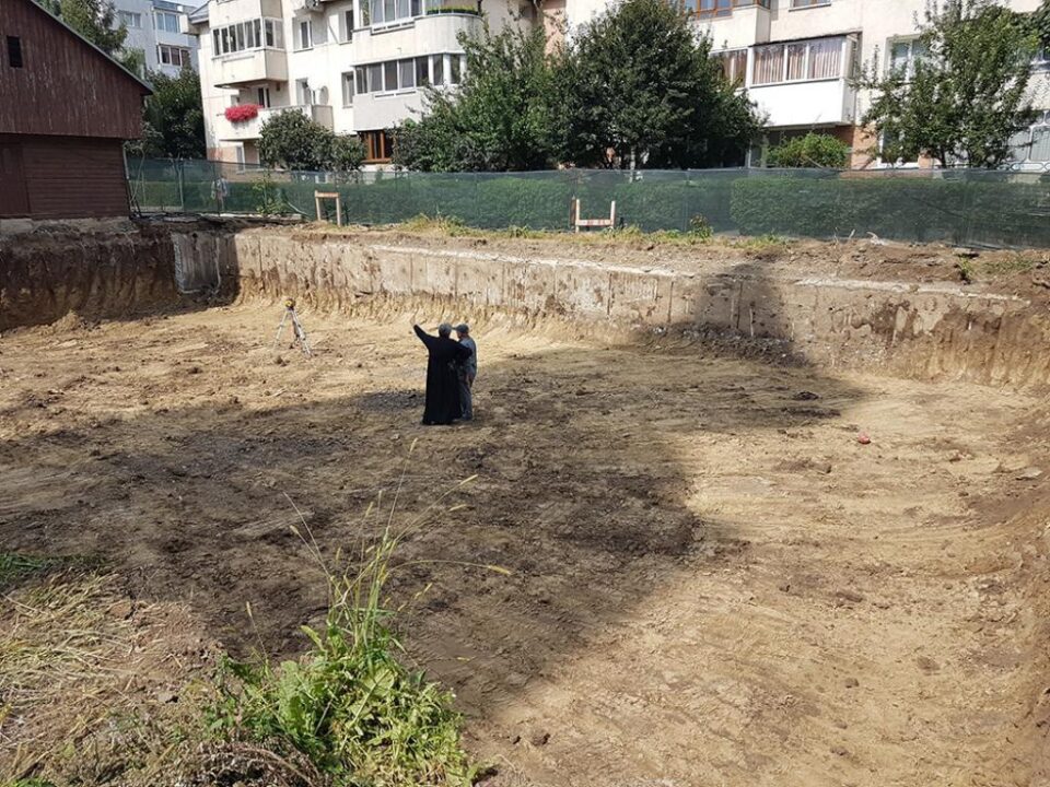 Lucrările demarate în curtea Catedralei de pe Mărășești au scos la iveală o bombă de aviație, în stare perfectă de funcționare Lucrările demarate în curtea Catedralei de pe Mărășești au scos la iveală o bombă de aviație, în stare perfectă de funcționare