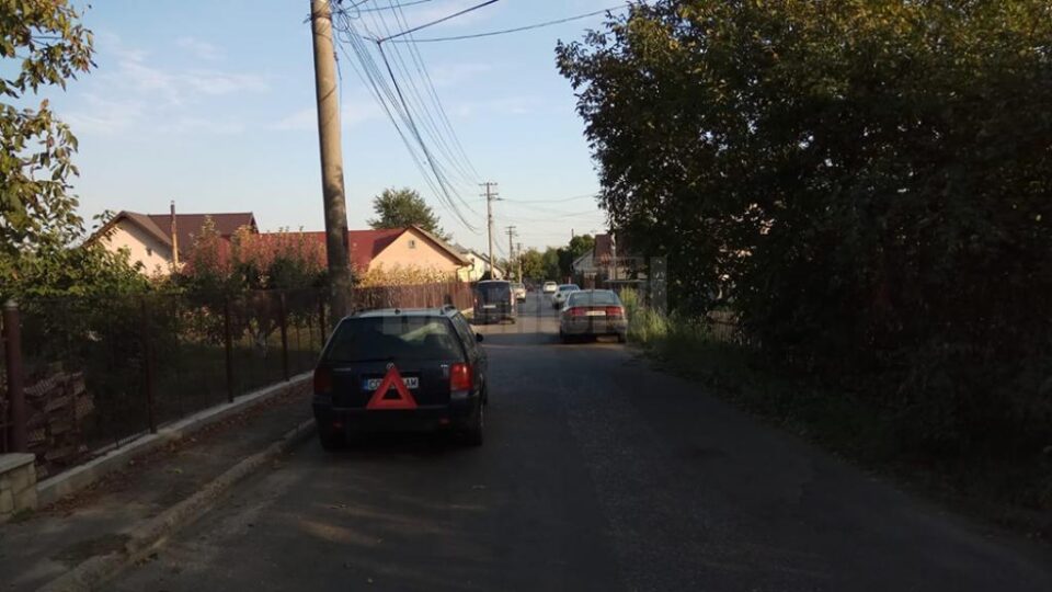 Locuitorii de pe strada Biruinței își parchează mașinile în zig-zag pe stradă, pentru a forța șoferii să încetinească