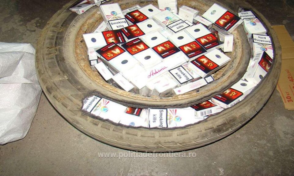 Țigări ascunse în plafonul, portiera și rezervorul unui microbuz, descoperite de polițiștii de frontieră suceveni