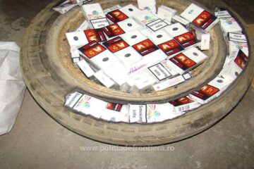Țigări ascunse în plafonul, portiera și rezervorul unui microbuz, descoperite de polițiștii de frontieră suceveni