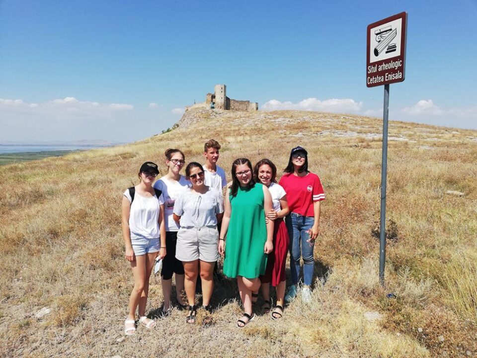 Copii de la Așezământul „Sf. Ierarh Leontie” din Rădăuți, în tabără la Luncavița, la poalele Munților Măcin