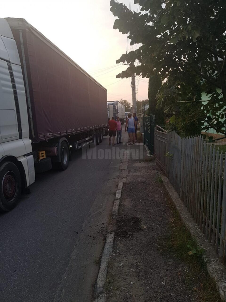 Locuitorii unei străzi din Ițcani, terorizați de traficul greu