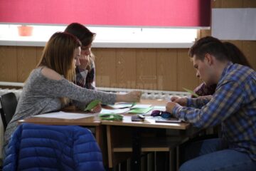 Elevii vor studia într-un liceu american