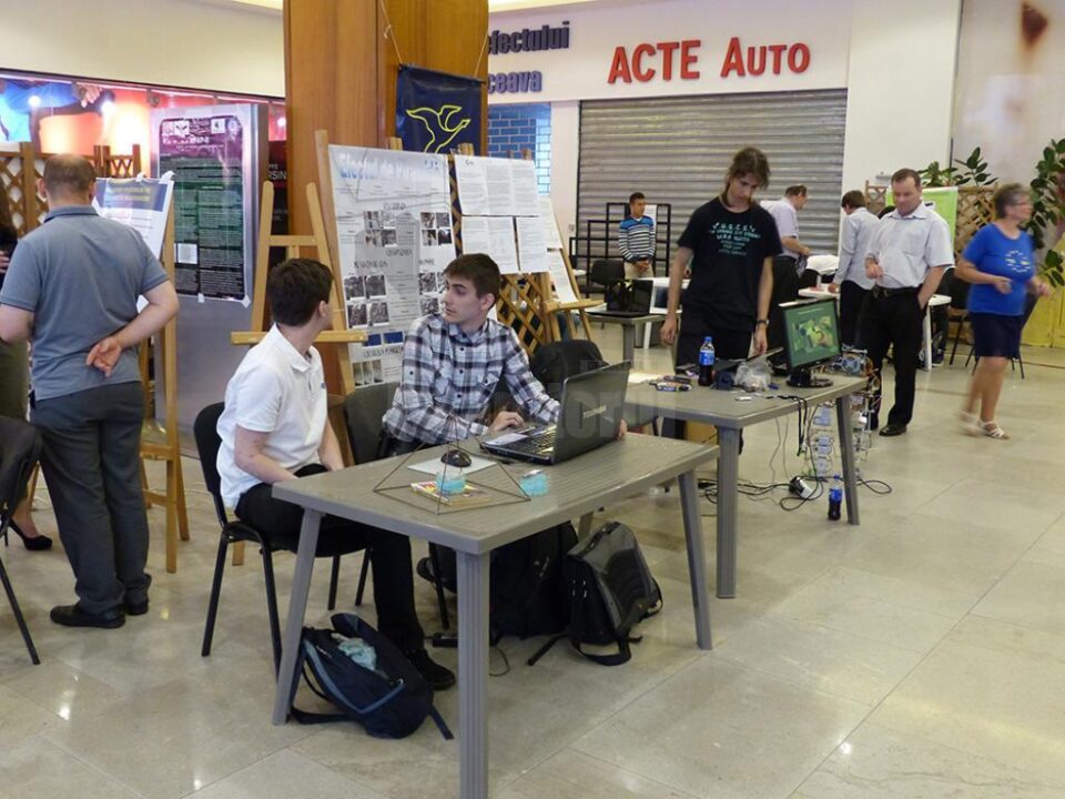 Elevi din zece județe ale țării își prezintă proiectele de inventică la Universitatea din Suceava