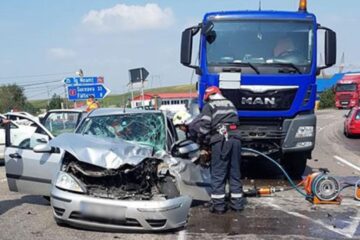 Accidentul s-a produs ieri, în jurul orei 12,15, la Vadu Moldovei, la intersecția E85 cu drumul național care vine dinspre Târgu Neamț
