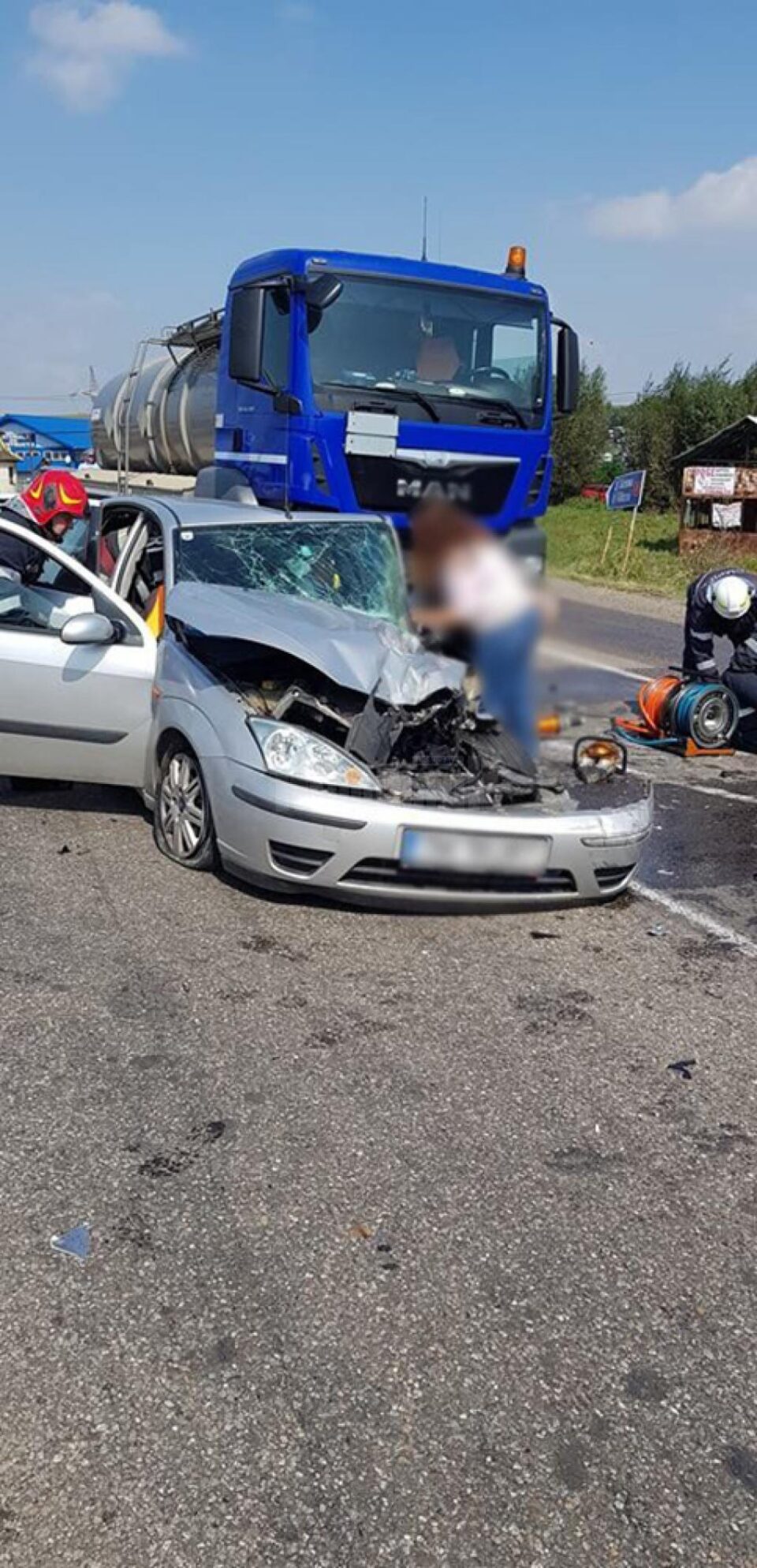 A ieșit cu mașina în fața unei autocisterne. Și el și soția au ajuns la spital