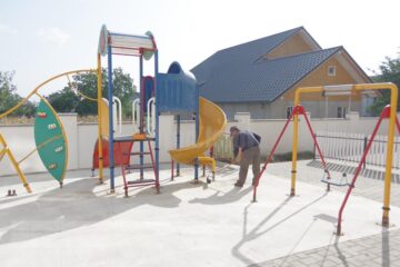Locul de joacă a fost amenajat datorită unei donații
