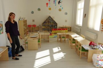 Educatoarele fac ultimele retușuri în noua grădiniță