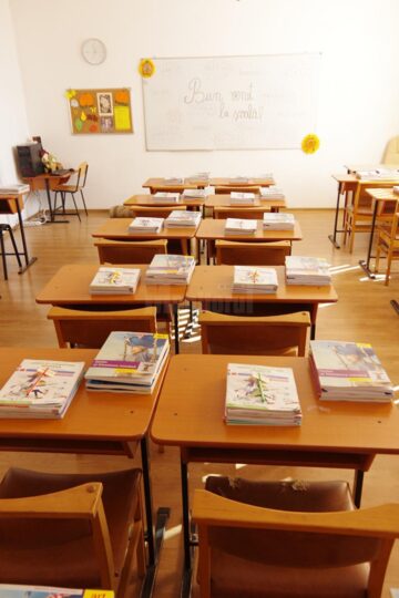 In majoritatea claselor manualele sunt deja pregatite pe pupitre