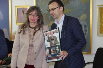 Poeta Mihaela Grădinariu și directorul Bibliotecii Bucovinei Gabriel Cărăbuș