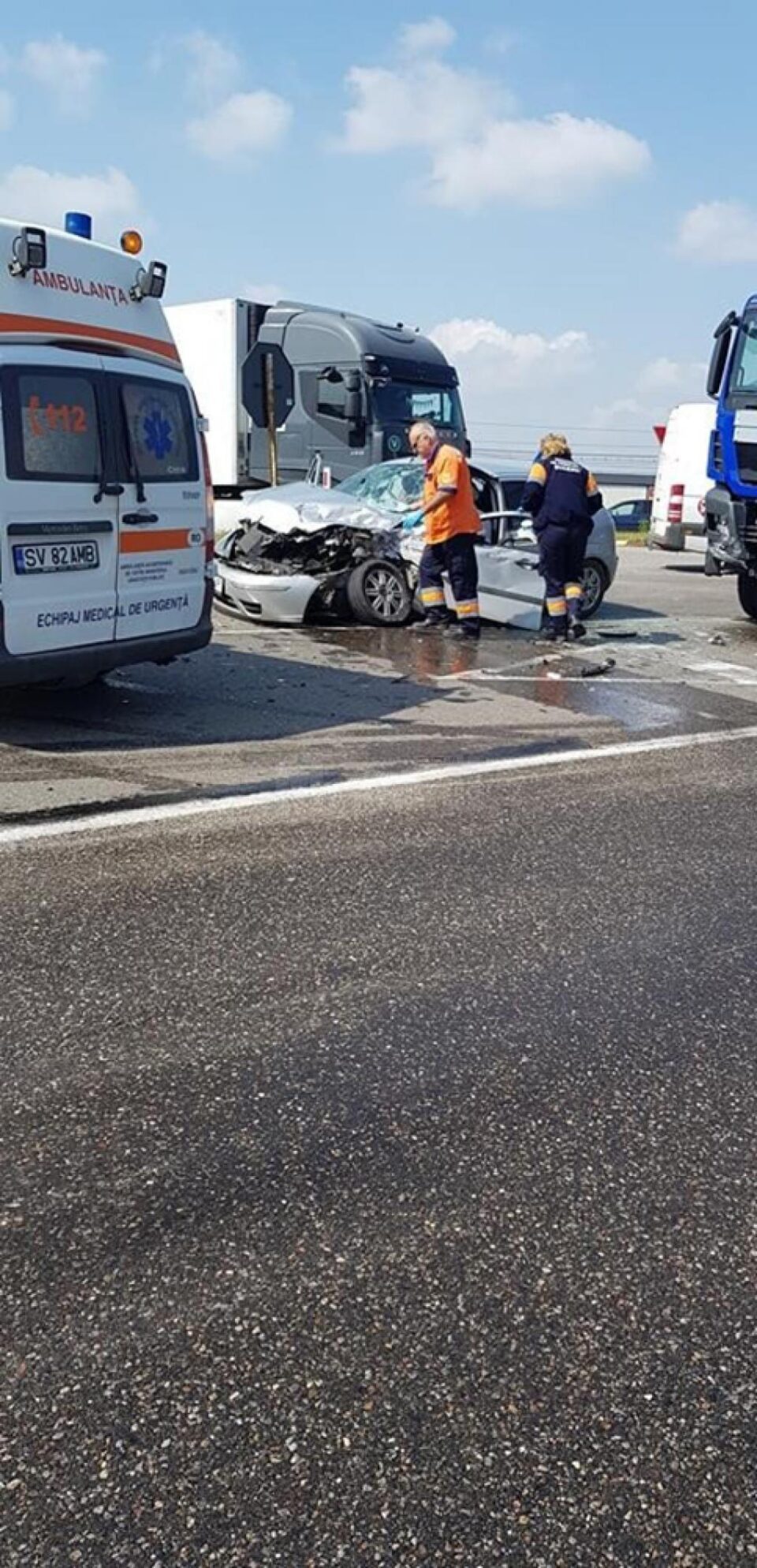 A ieșit cu mașina în fața unei autocisterne. Și el și soția au ajuns la spital