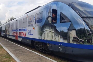 Automotorul Desiro „Săgeata albastră” care circulă pe linia Suceava-Putna a fost personalizat de CFR Călători Sursa foto : Pagina Dornesti-Putna