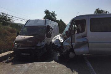 Cele două mașini implicate în accident Foto: BIT TV