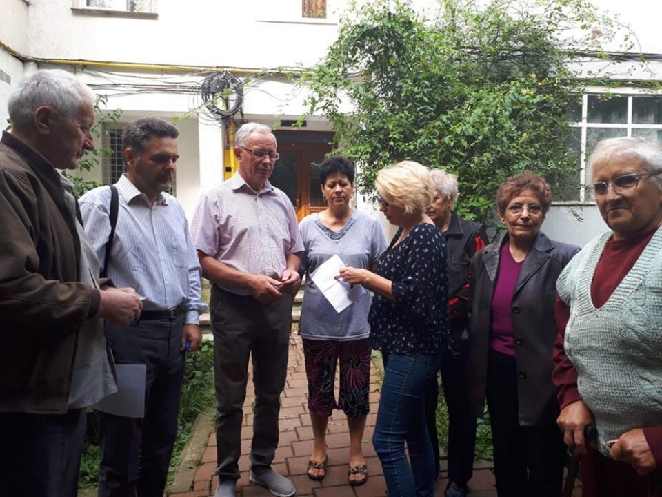 Locatarii blocului GZ 3, revoltați că vor fi lăsați fără apă rece, din cauza unora dintre vecinii lor, care nu au plătit ce au consumat, de ani de zile Locatarii blocului GZ 3, revoltați că vor fi lăsați fără apă rece, din cauza unora dintre vecinii lor, care nu au plătit ce au consumat, de ani de zile
